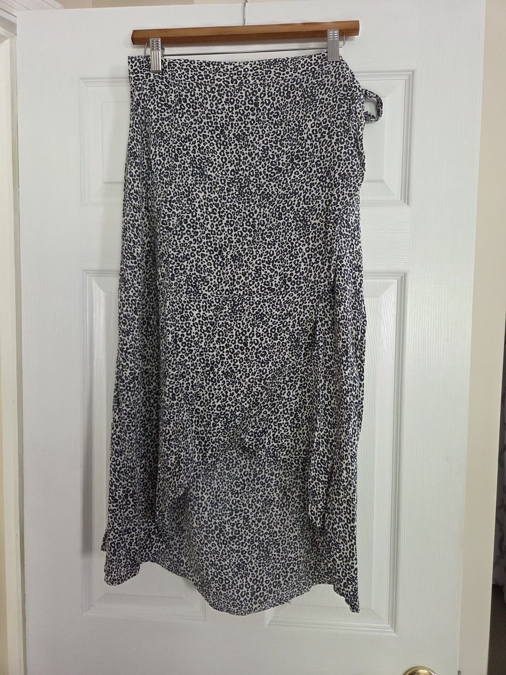 American Eagle Women’s Black & White Animal Print Wrap Skirt Large